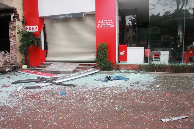 Cận cảnh tòa nhà 2 tầng bị xé nát kinh hoàng trong đêm